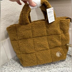 Lululemon fleece quilted bag